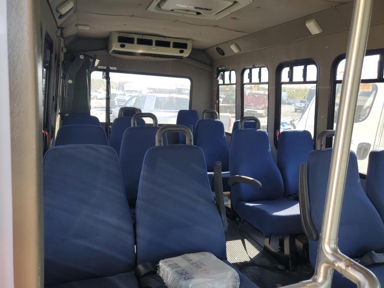 2013 Ford Econoline E350 Super Duty Cutaway Van - Фото 6