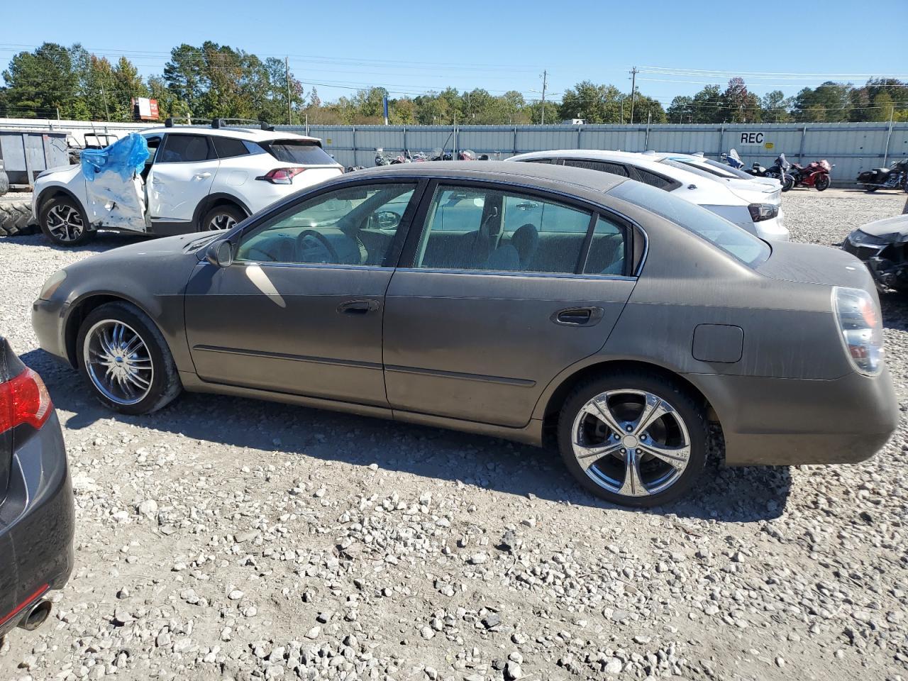 2002 Nissan Altima Base - Image 2