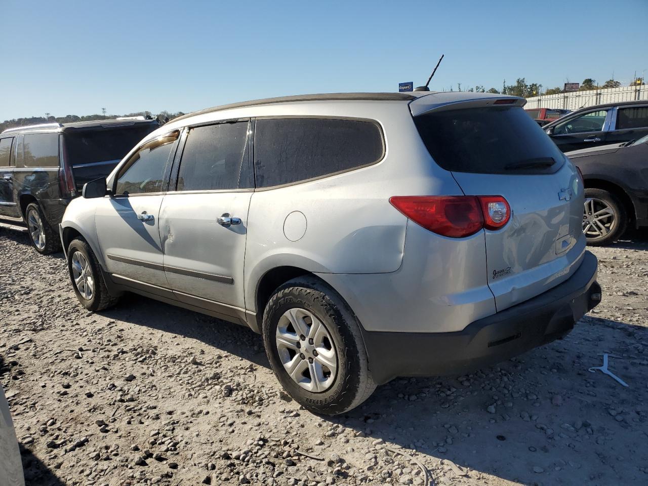 2011 Chevrolet Traverse Ls - Фото 2