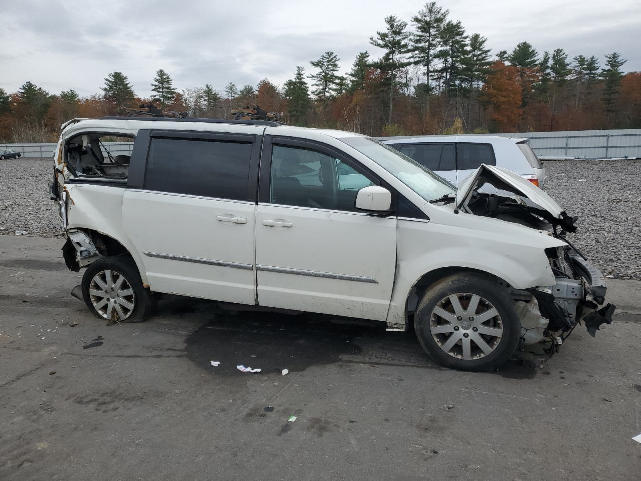 2013 Chrysler Town & Country Touring - Image 4