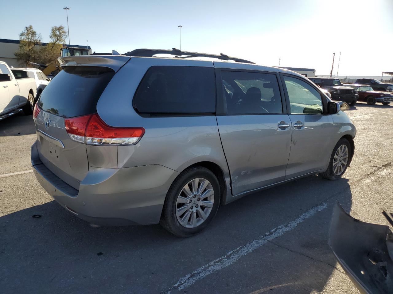 2012 Toyota Sienna Xle - Image 3