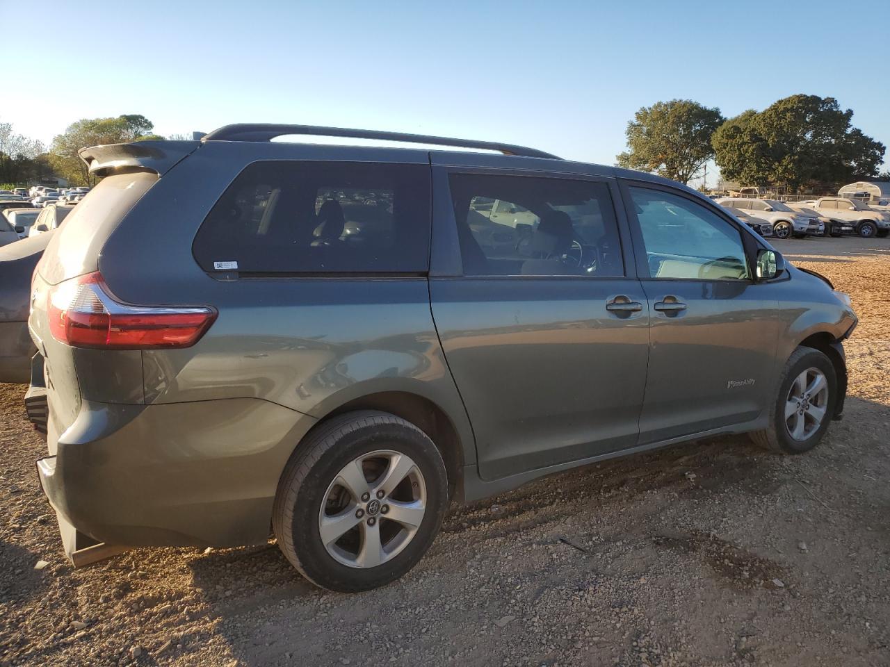 2018 Toyota Sienna Le - Фото 3