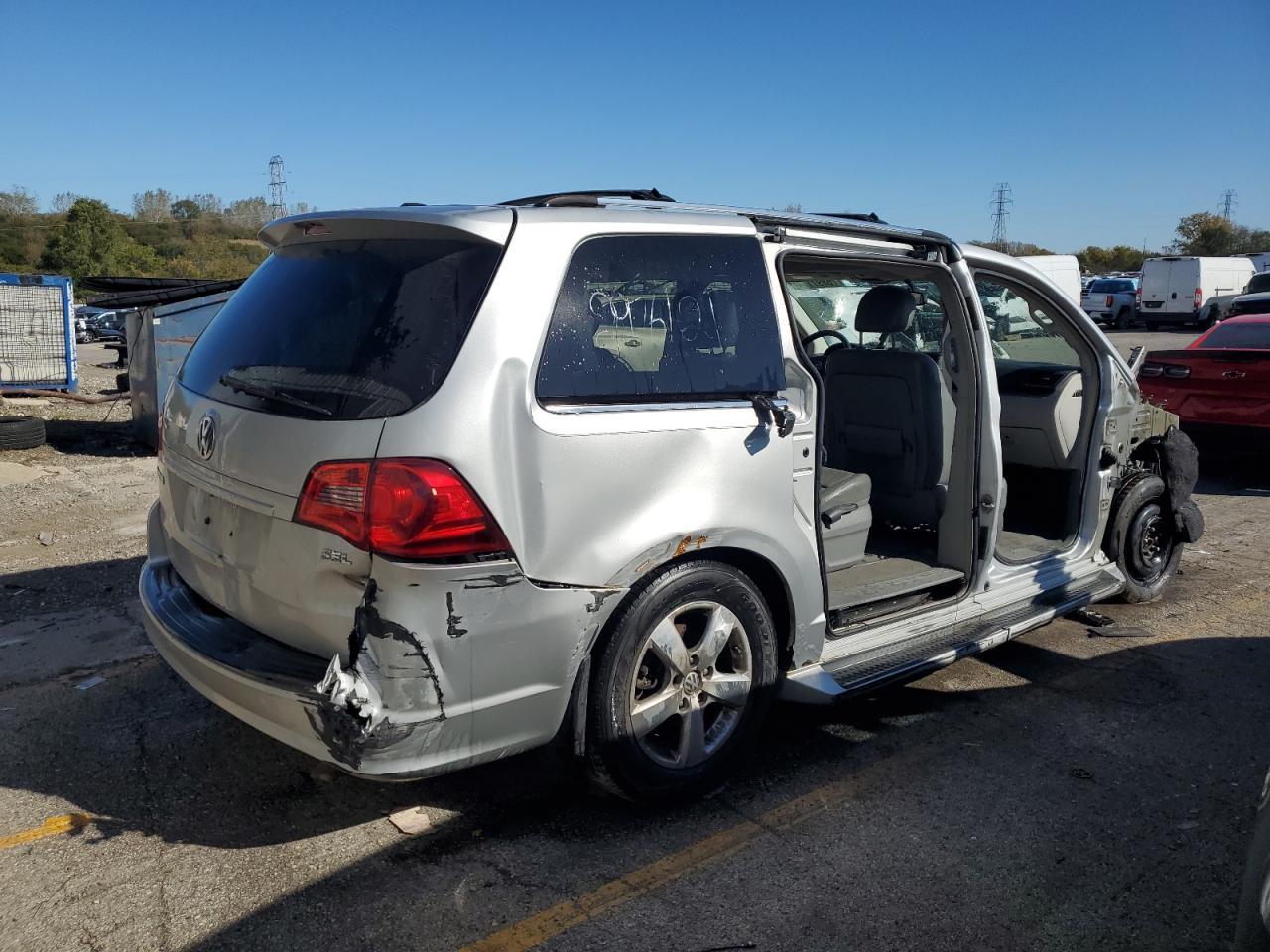 2009 Volkswagen Routan Sel Premium - Фото 3