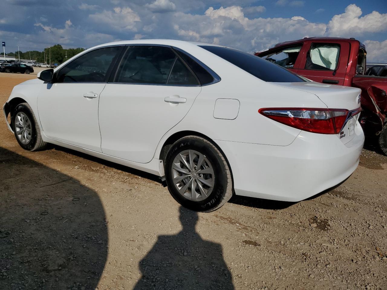 2015 Toyota Camry Le - Фото 2