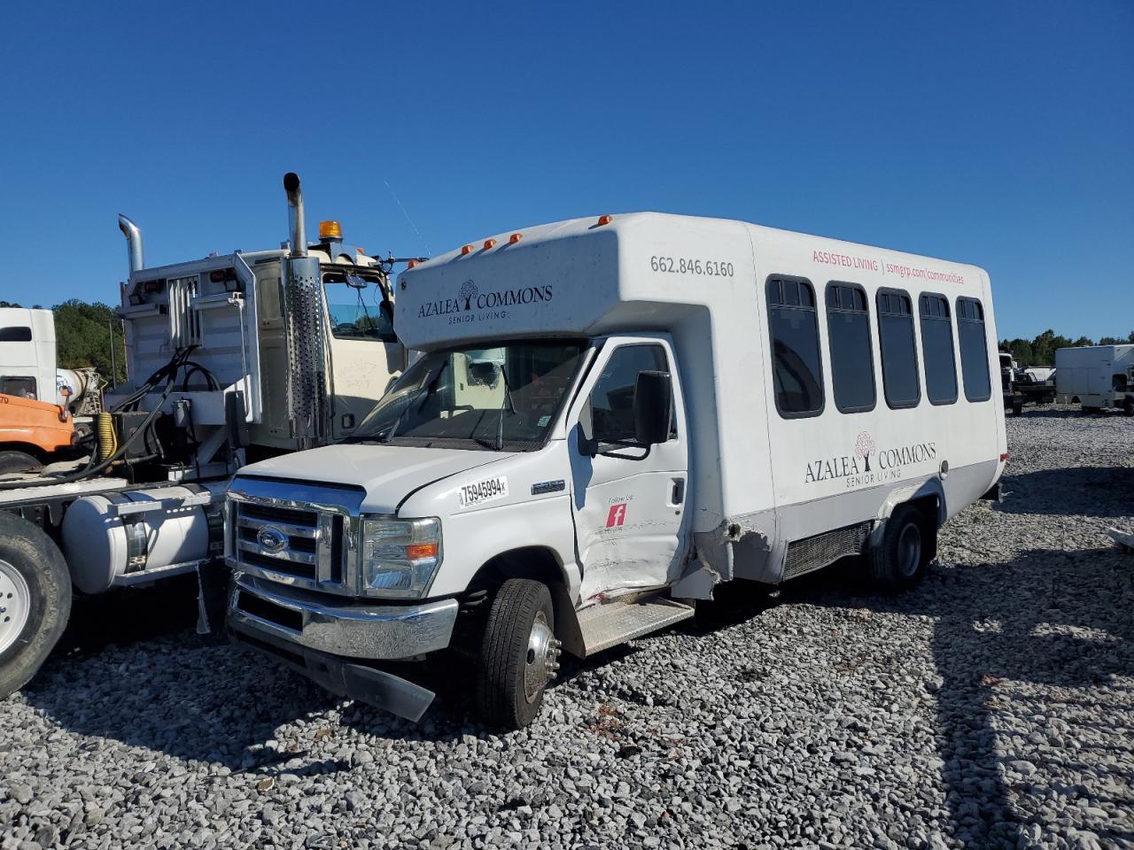 2013 Ford Econoline E350 Super Duty Cutaway Van - Фото 2