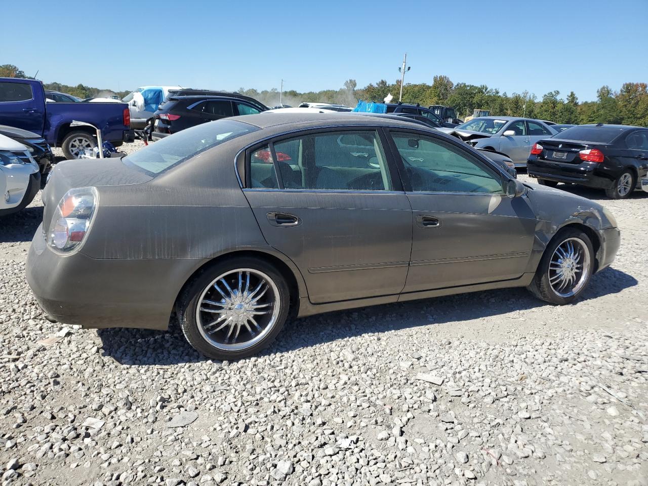 2002 Nissan Altima Base - Image 3