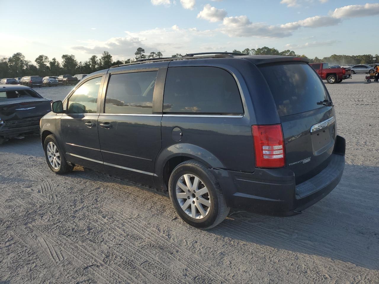 2008 Chrysler Town & Country Touring - Image 2