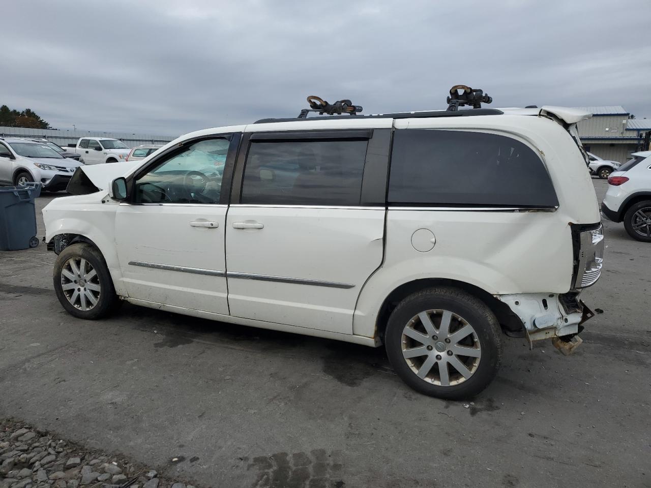 2013 Chrysler Town & Country Touring - Image 2