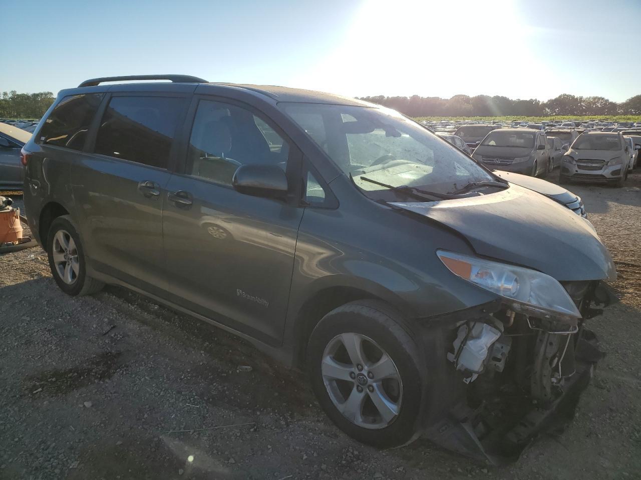 2018 Toyota Sienna Le - Фото 4