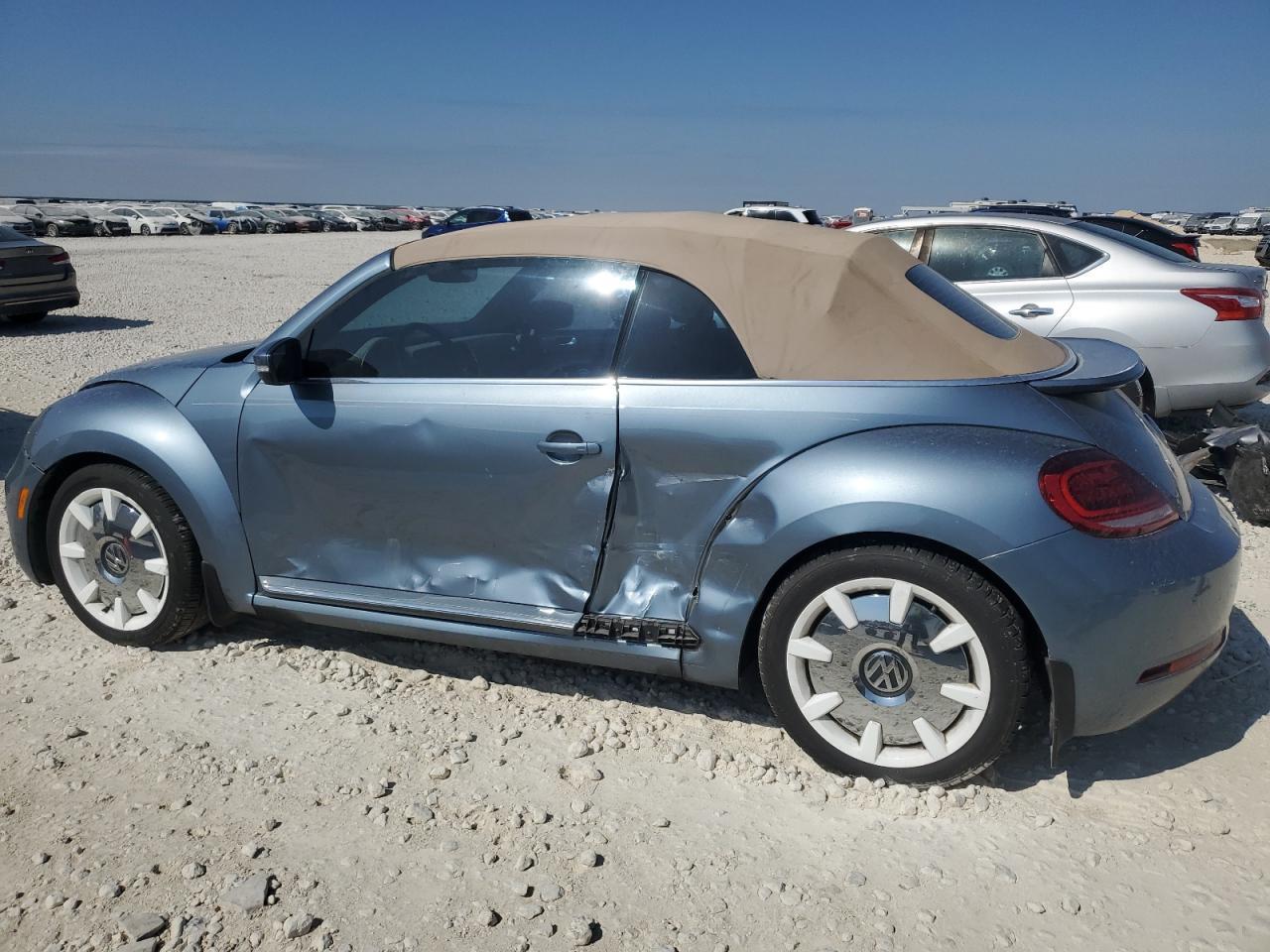 2019 Volkswagen Beetle S - Фото 2