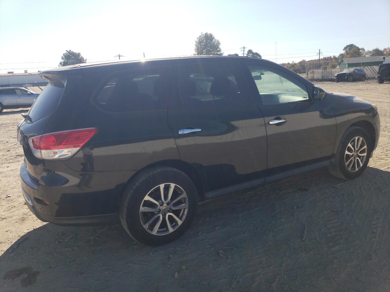 2013 Nissan Pathfinder S - Image 3