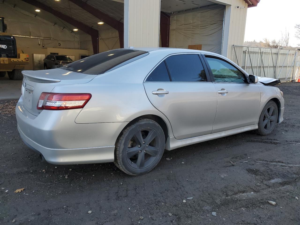 2011 Toyota Camry Base - Фото 3