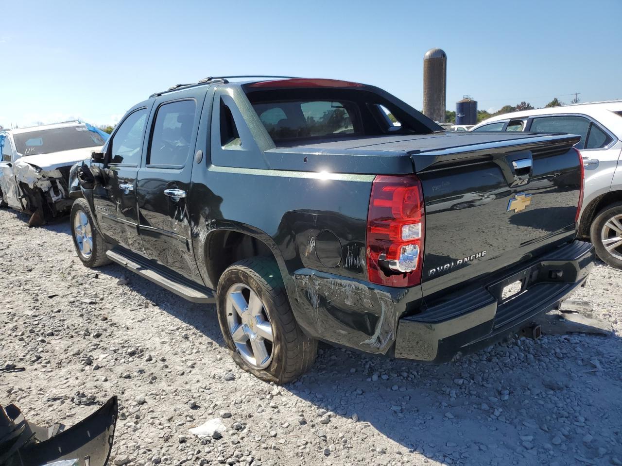 2013 Chevrolet Avalanche Lt - Image 2