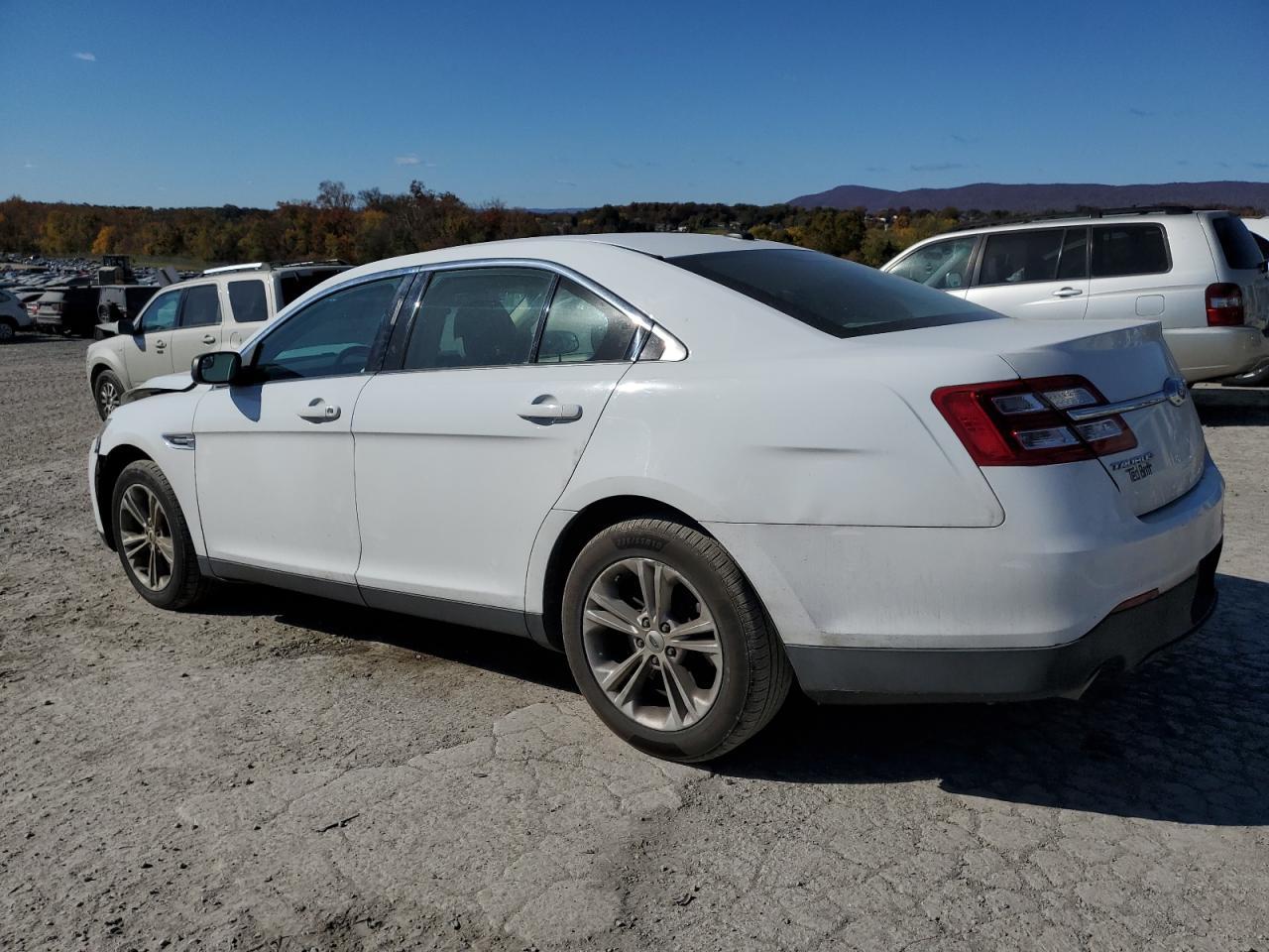 2015 Ford Taurus Se - Image 2