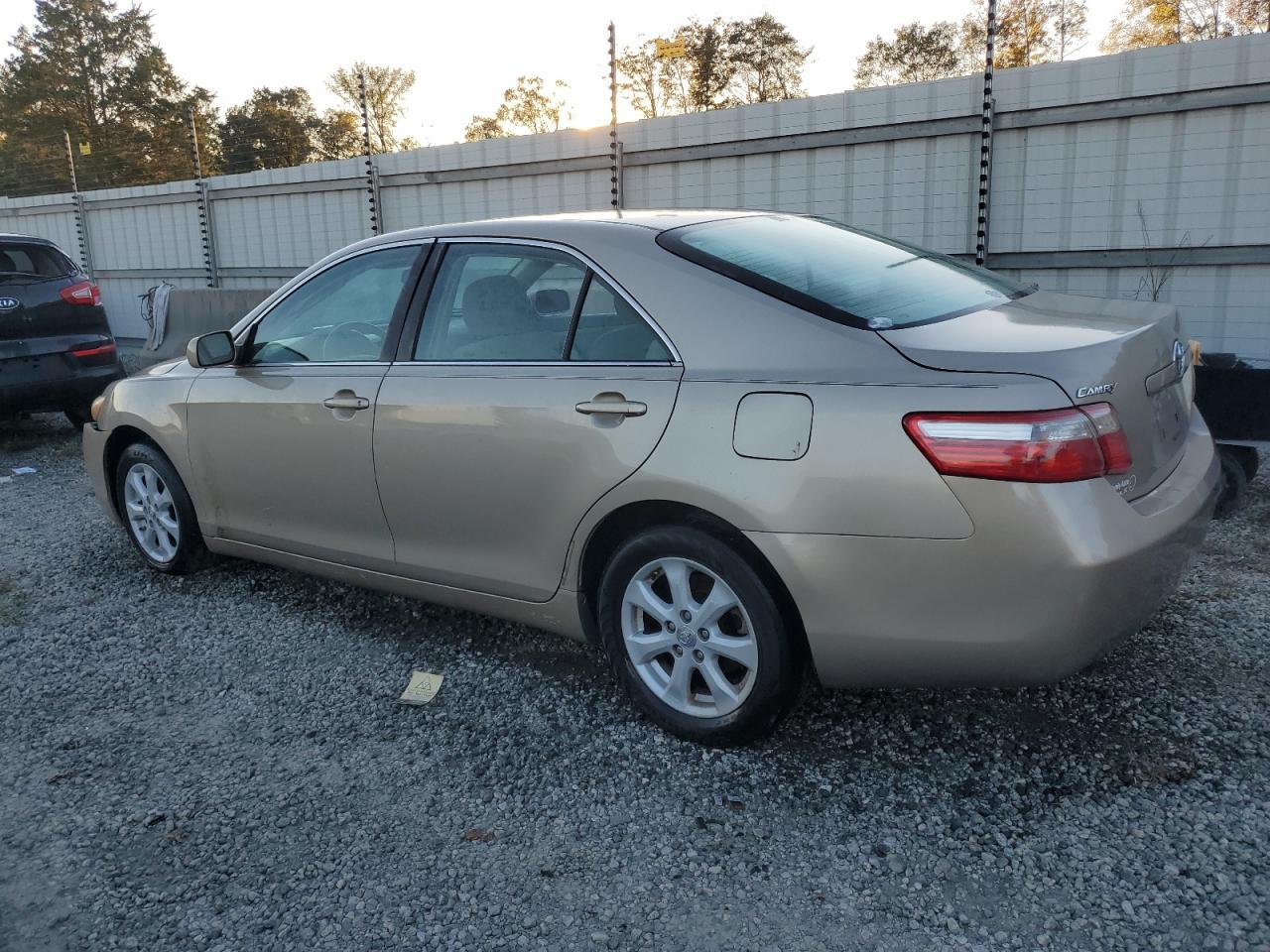 2008 Toyota Camry Le - Фото 2
