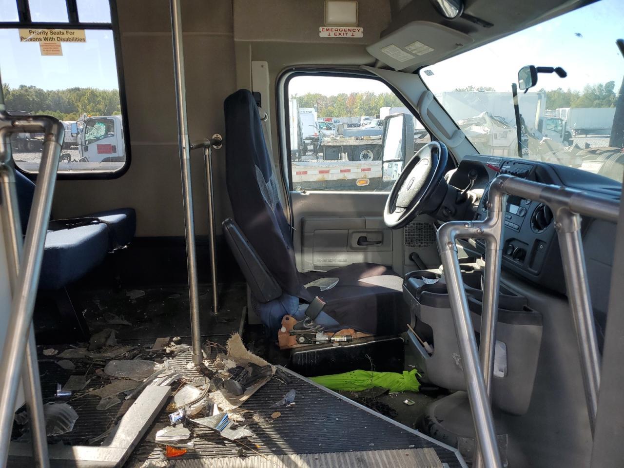 2013 Ford Econoline E350 Super Duty Cutaway Van - Фото 5