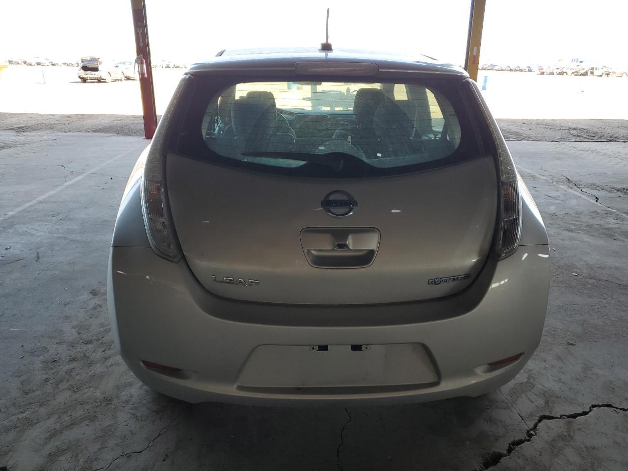 2015 Nissan Leaf S - Image 6