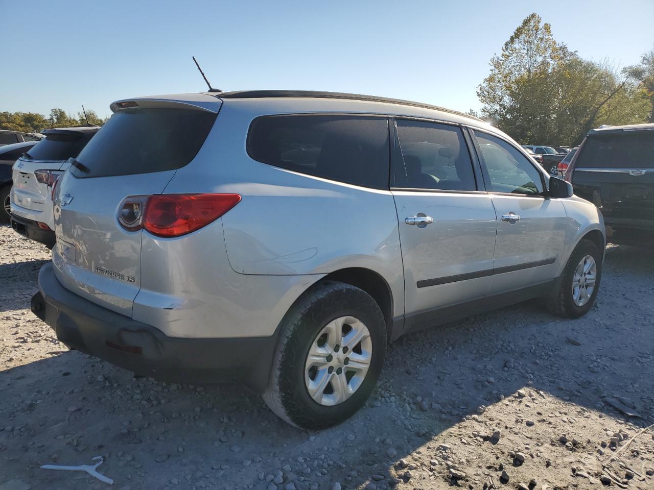 2011 Chevrolet Traverse Ls - Фото 3