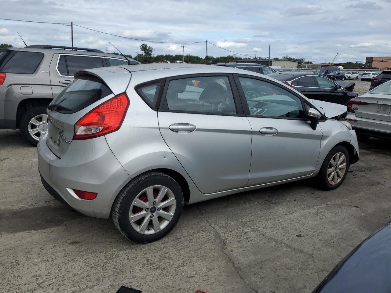 2013 Ford Fiesta Se - Фото 3