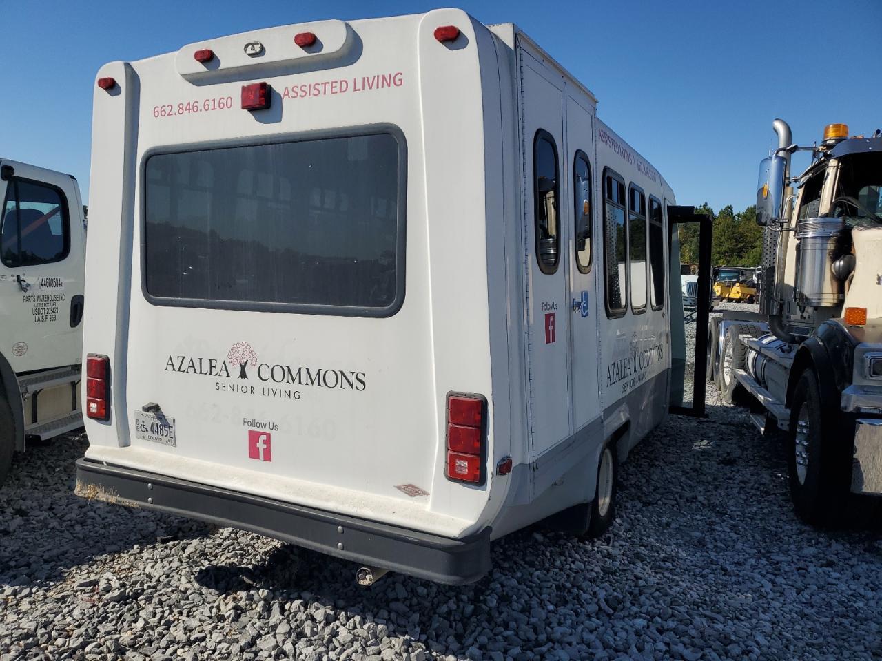2013 Ford Econoline E350 Super Duty Cutaway Van - Фото 4