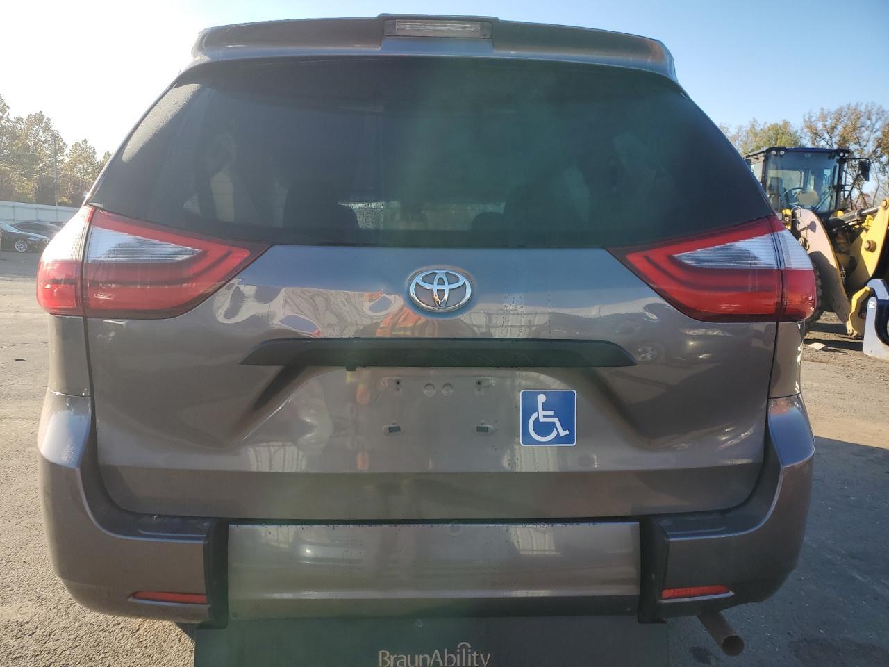 2020 Toyota Sienna L 7-Passenger - Image 6