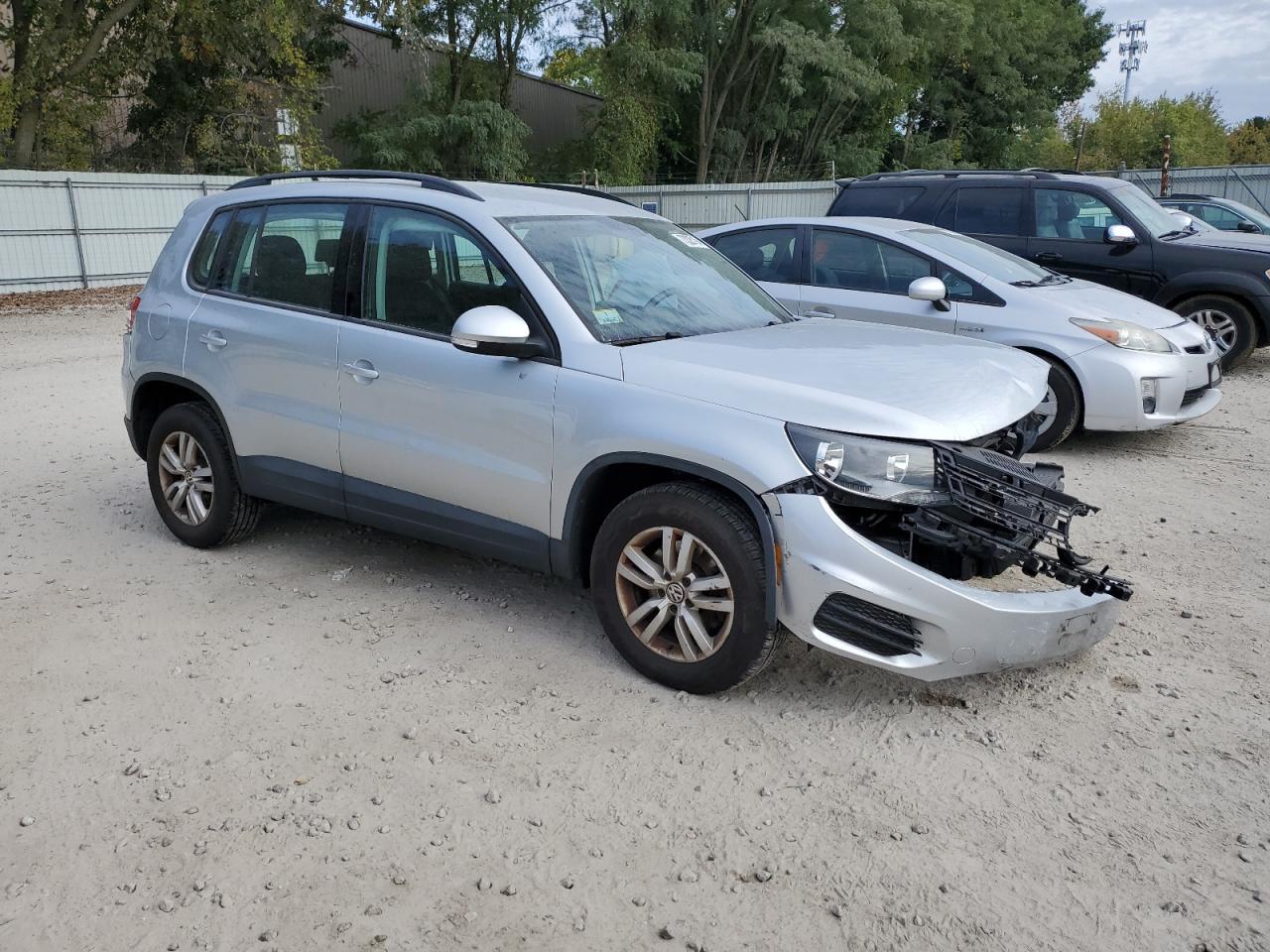 2017 Volkswagen Tiguan S - Image 4