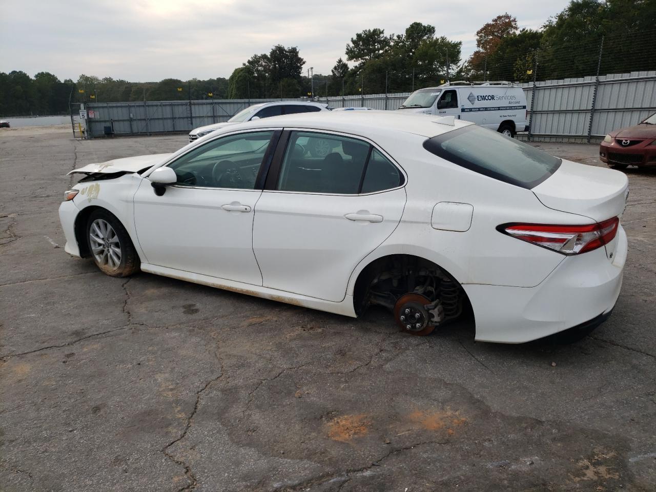 2020 Toyota Camry Le - Фото 2