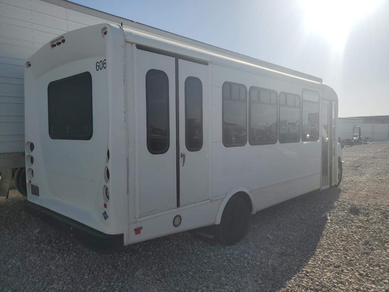 2016 Ford Econoline E450 Super Duty Cutaway Van - Image 4