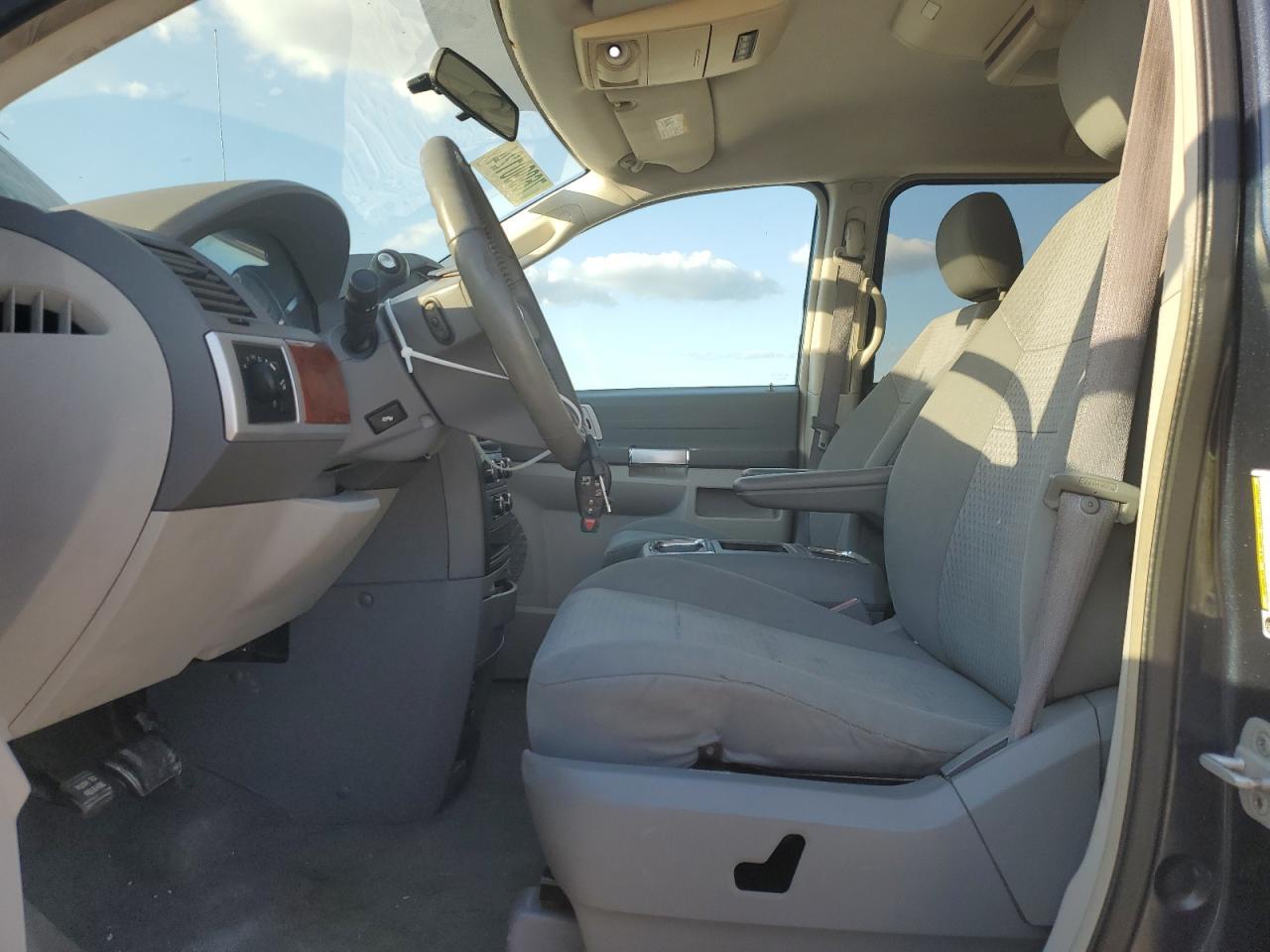 2008 Chrysler Town & Country Touring - Image 7