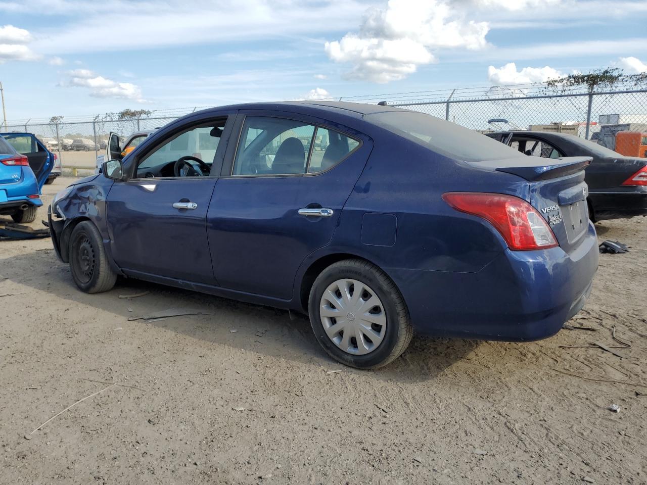 2019 Nissan Versa S - Фото 2