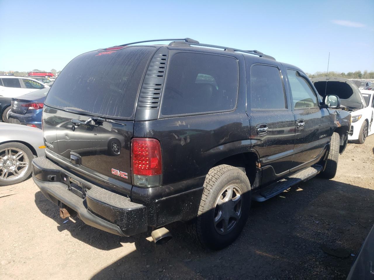 2004 GMC Yukon Denali - Image 3