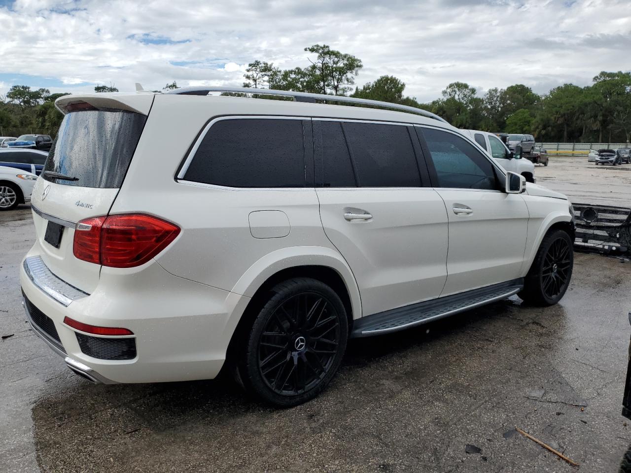 2015 Mercedes-Benz Gl 550 4Matic - Image 3