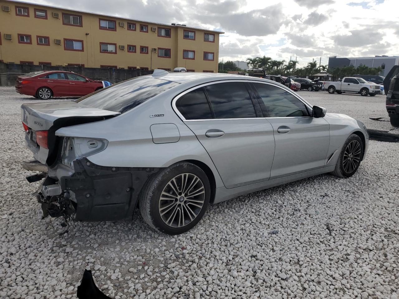 2019 BMW 530E - Фото 3