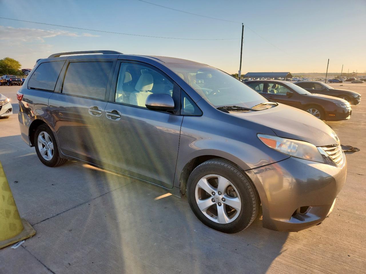 2017 Toyota Sienna Le - Image 4