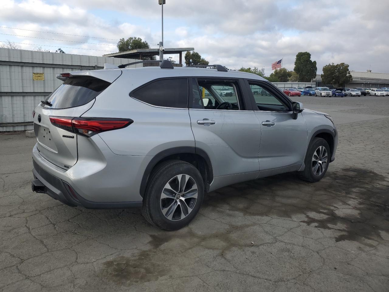 2023 Toyota Highlander Hybrid Xle - Image 3