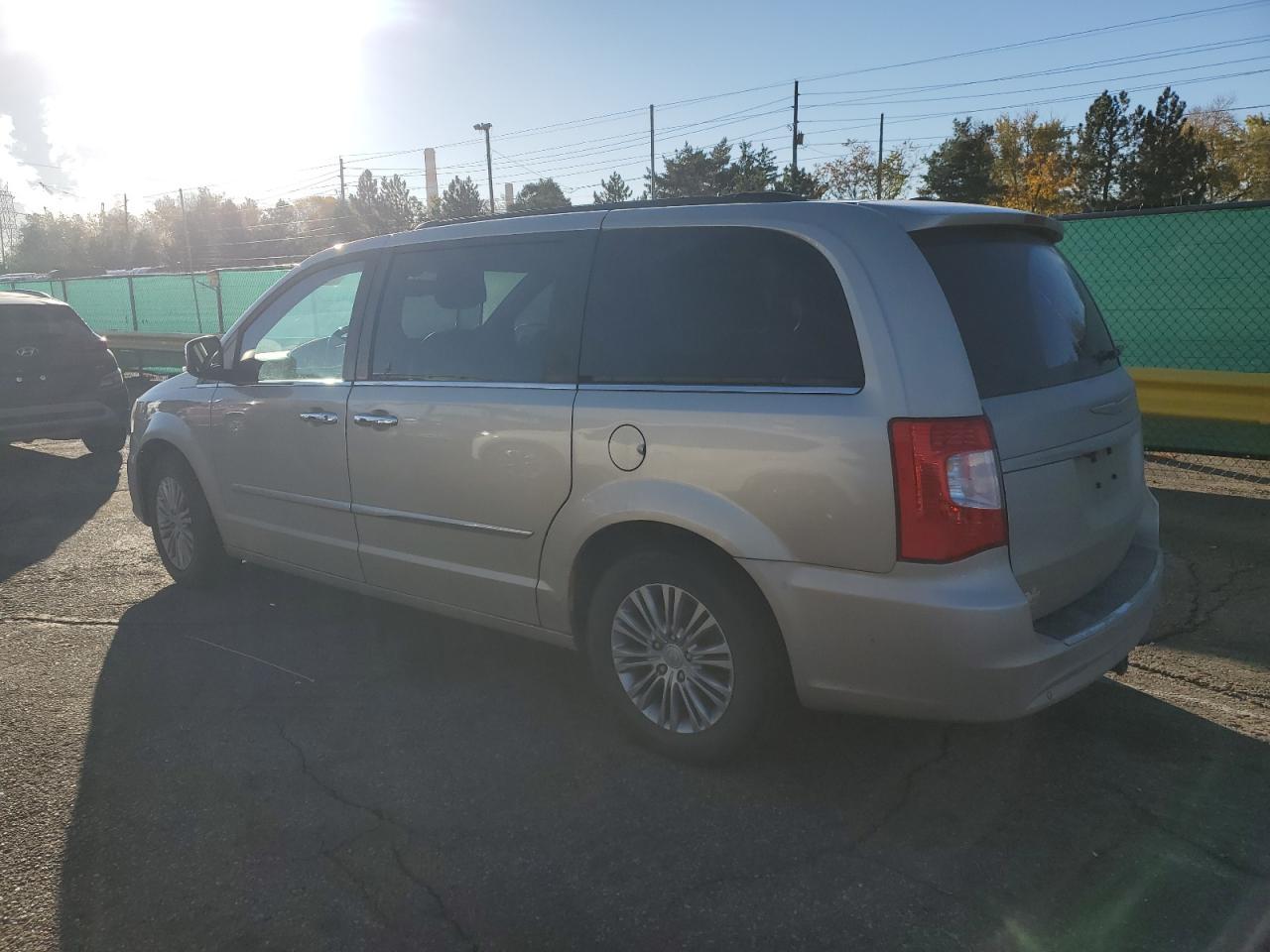 2013 Chrysler Town & Country Touring L - Фото 2