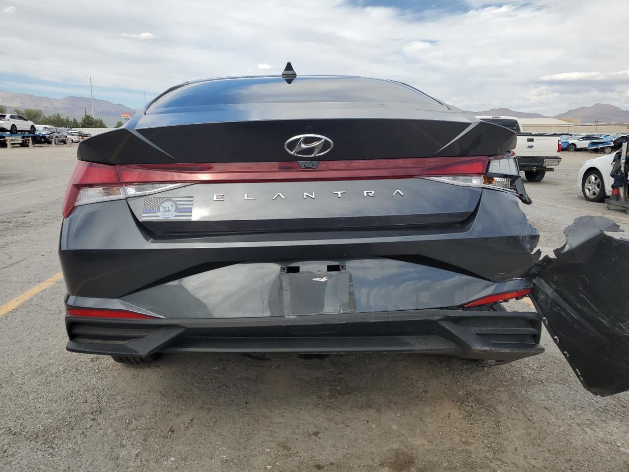 2022 Hyundai Elantra Se - Image 6