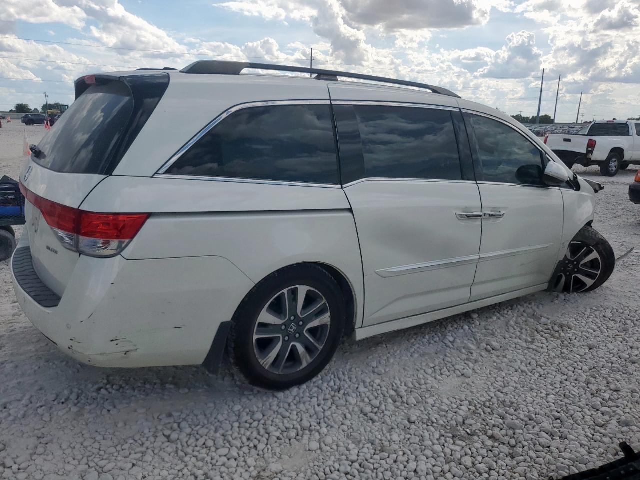 2016 Honda Odyssey Touring - Image 3