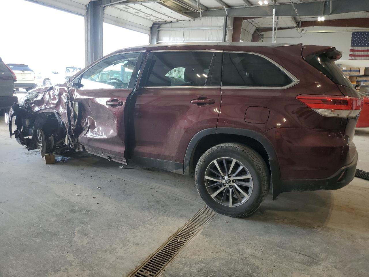 2019 Toyota Highlander Se - Фото 2