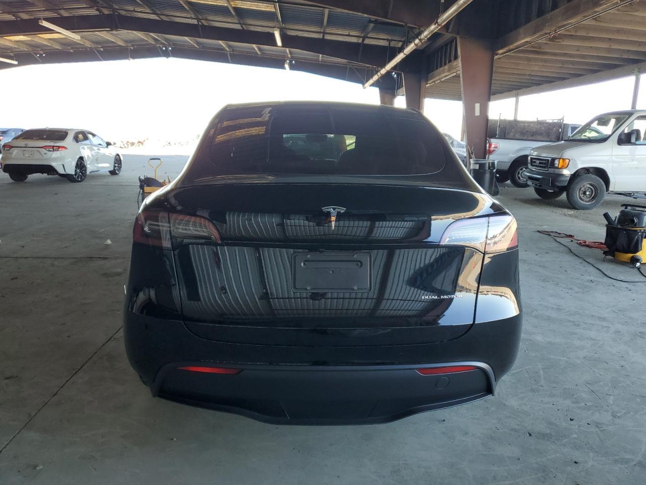 2025 Tesla Model Y - Фото 6