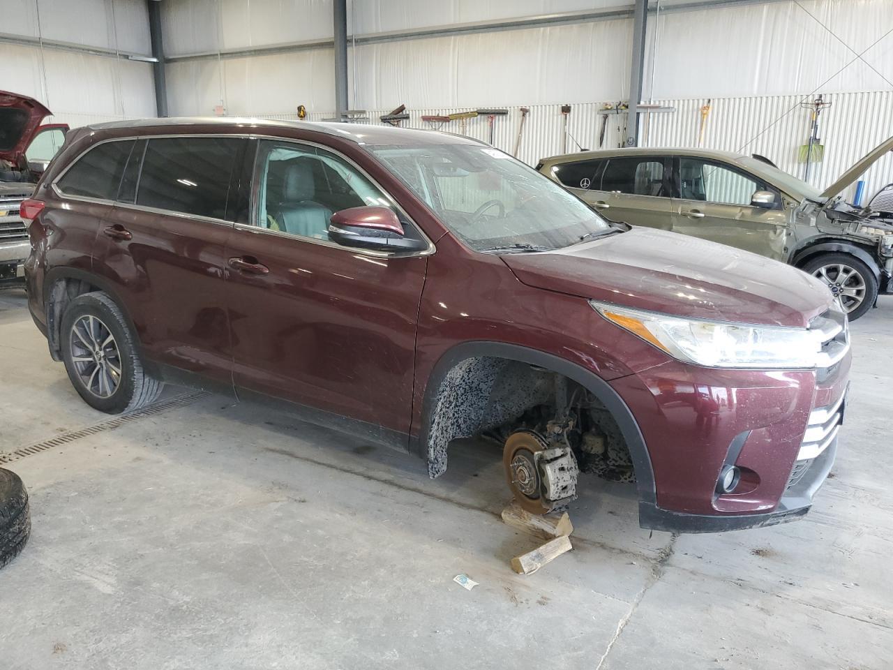 2019 Toyota Highlander Se - Фото 4