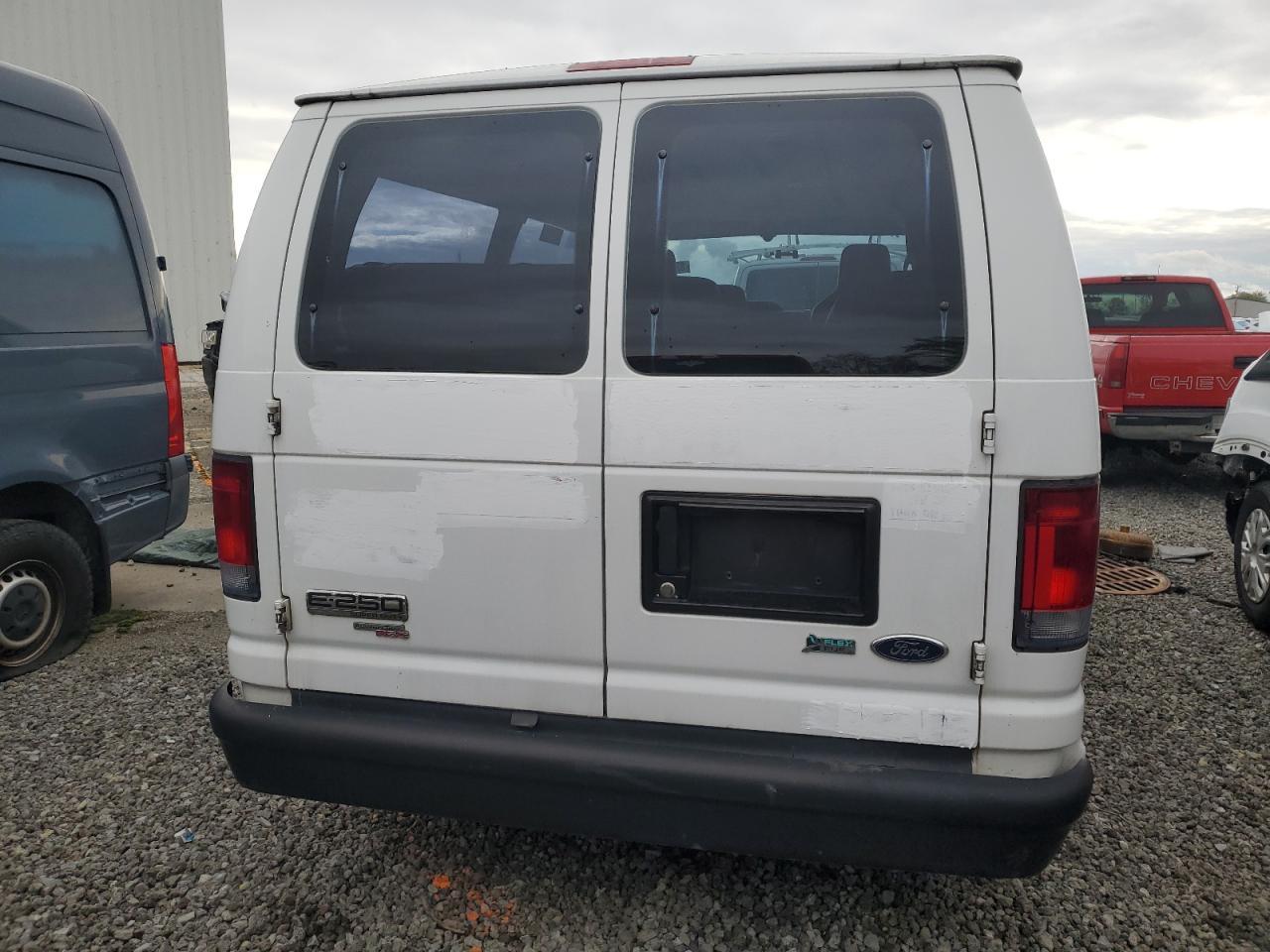 2012 Ford Econoline E250 Van - Фото 6