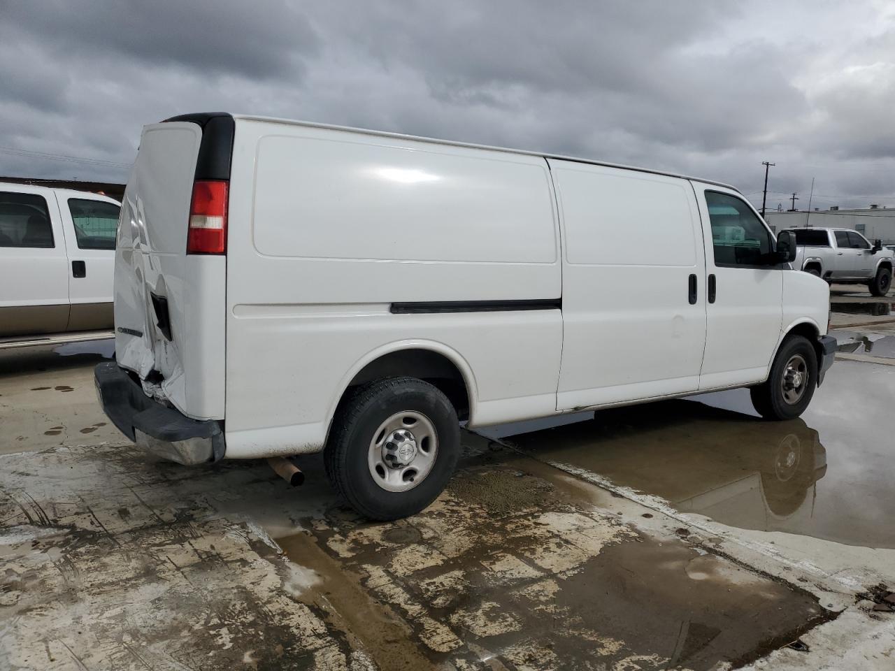 2017 Chevrolet Express G3500 - Фото 3
