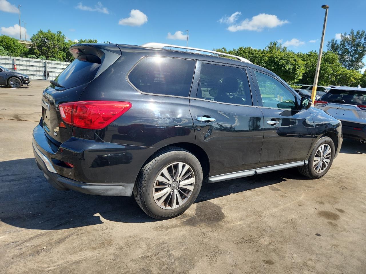 2017 Nissan Pathfinder S - Фото 3