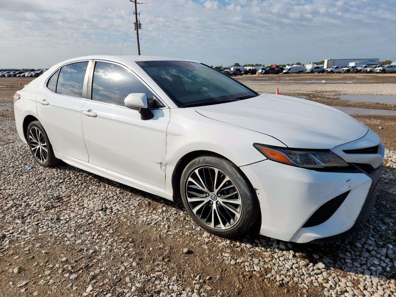 2018 Toyota Camry L - Image 4