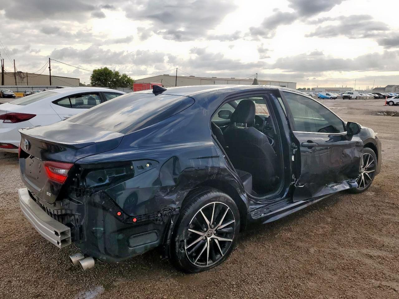 2021 Toyota Camry Se - Image 3