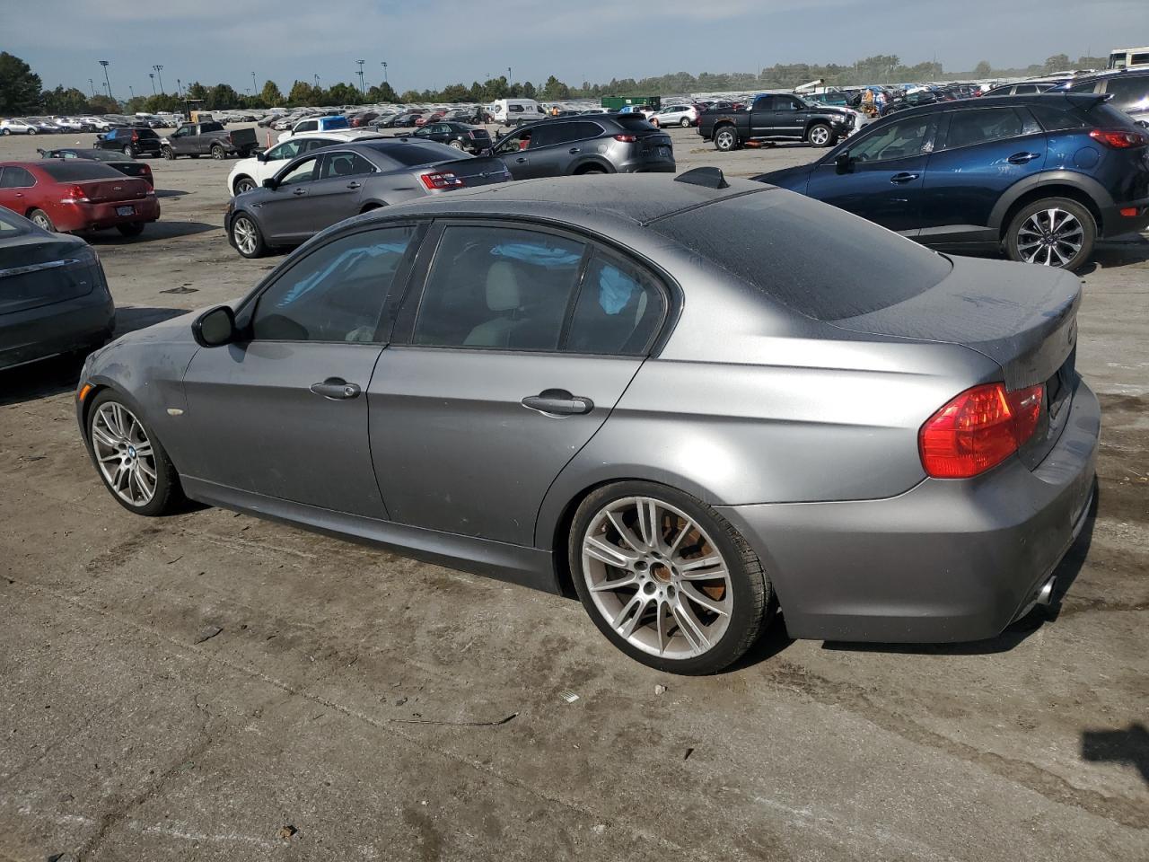 2010 BMW 335 Xi - Image 2