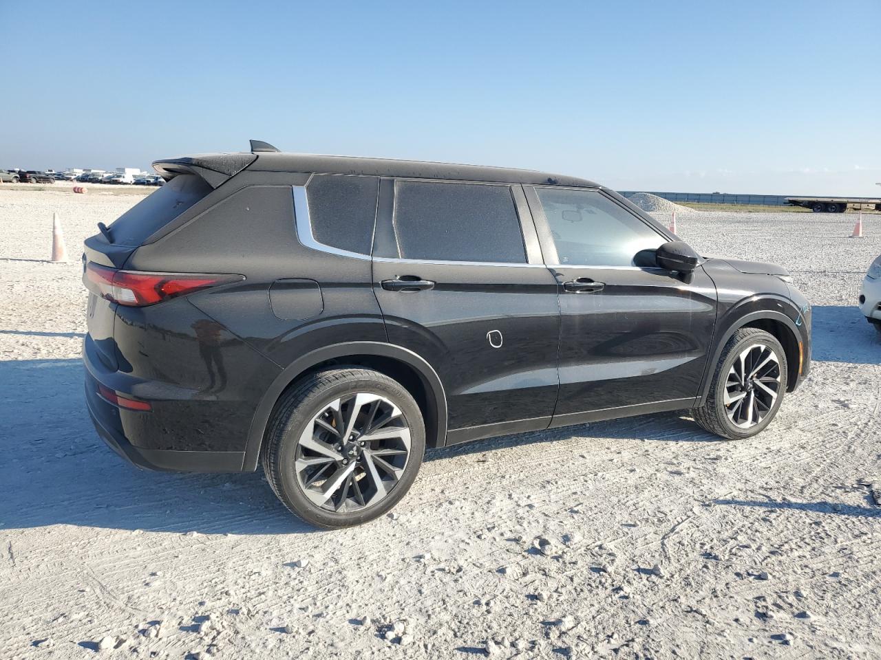 2022 Mitsubishi Outlander Es - Image 3