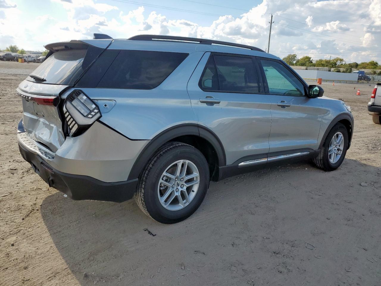 2025 Ford Explorer Active - Фото 3
