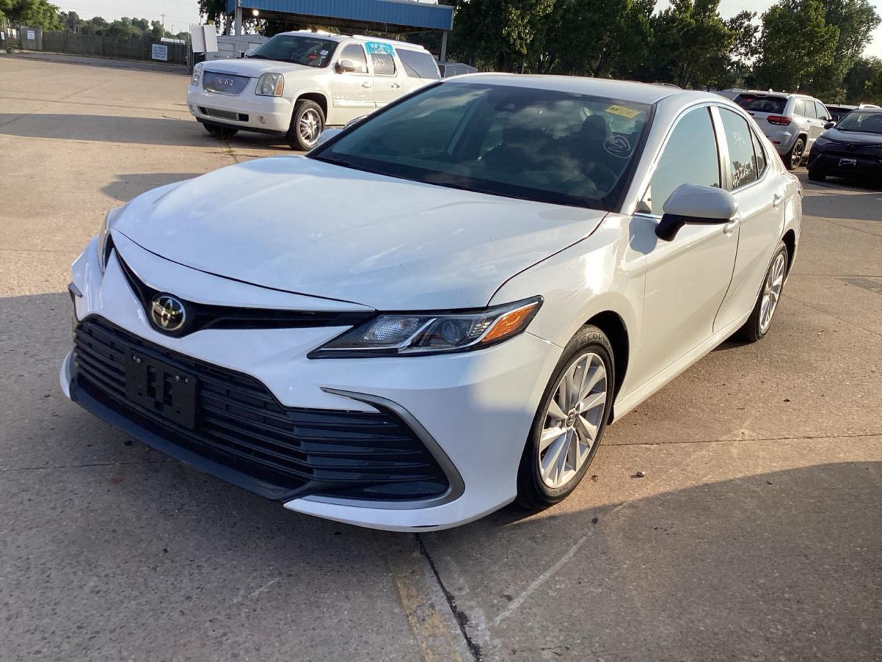 2021 Toyota Camry Le - Фото 2